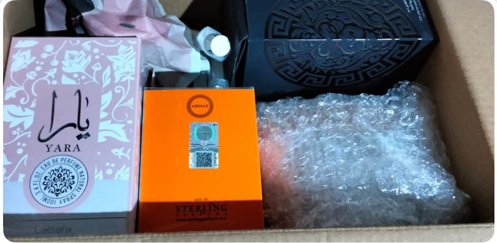 La caja del pedido recién abierta, con los frascos protegidos entre burbuja