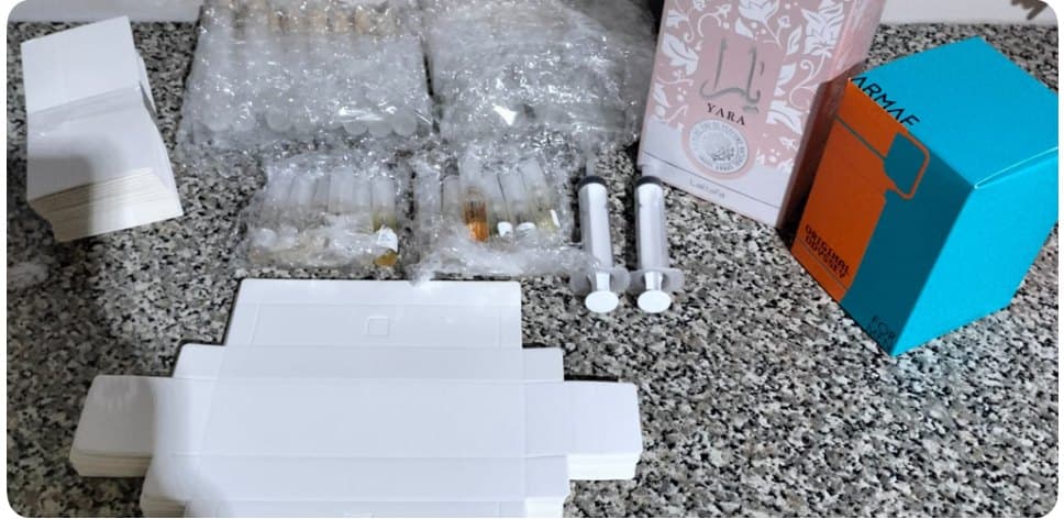 El contenido del kit fuera de la caja: decants, jeringas y estuches