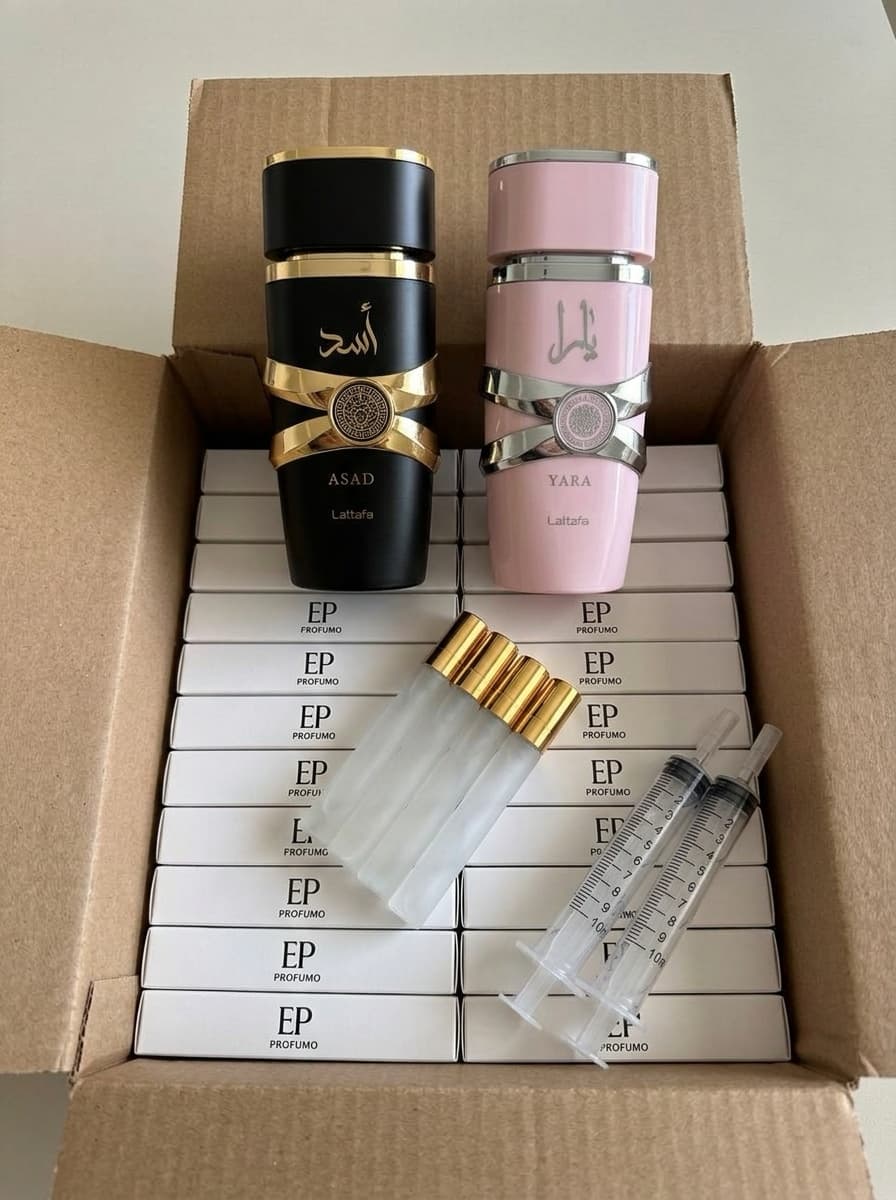 Caja del Kit de Arranque abierta: frascos de Asad y Yara sobre los 20 estuches EP PROFUMO, con los decants de 10ml y las 2 jeringas